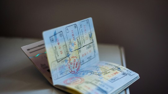 Fim de uma era: Europa vai substituir carimbo de passaporte por sistema eletrônico - Nova tecnologia, chamada de Sistema de Entrada/Saída (EES), será instalada de forma gradual até abril de 2026. A mudança será adotada por 29 países europeus, entre eles Portugal, Itália e Espanha.