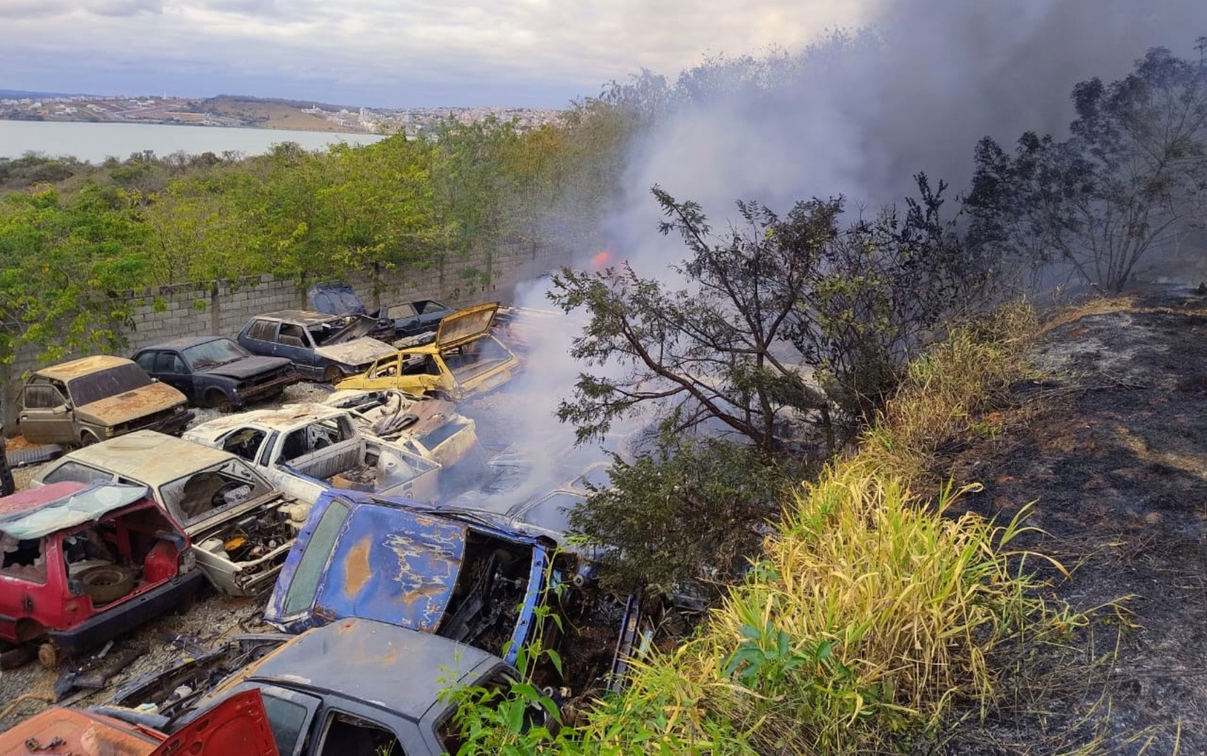 Incêndio destrói cerca de 100 veículos em pátio do Detran em Boa Esperança; suspeita é de ação criminosa