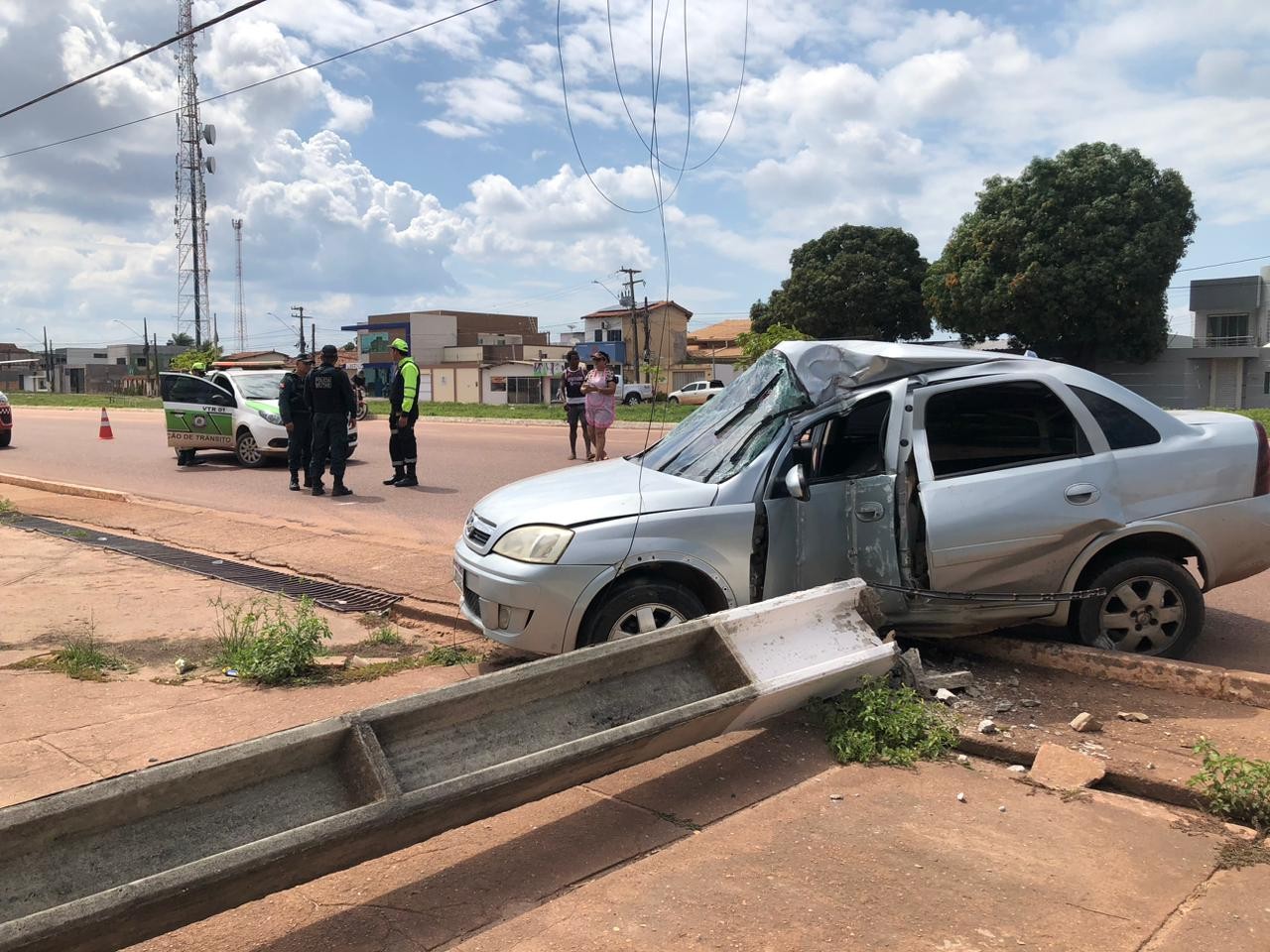 Veículo colide com poste na avenida Anísio Chaves e outro capota na rodovia Curua-Una, em Santarém