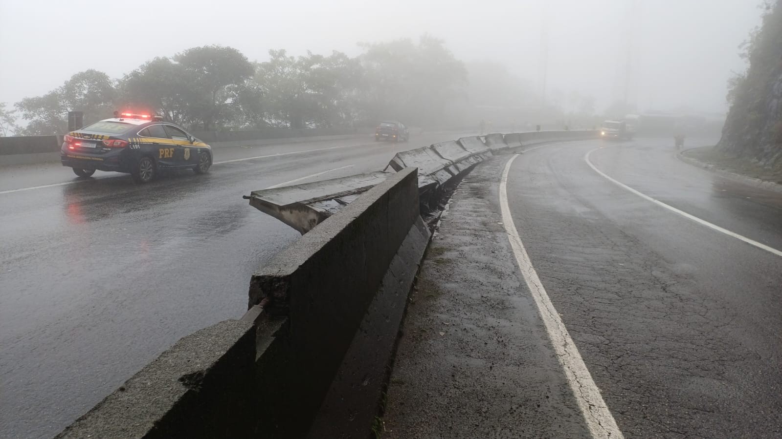Caminhonheiro 'se perde' em serra, tomba carreta e BR-277 é totalmente bloqueada no litoral do Paraná