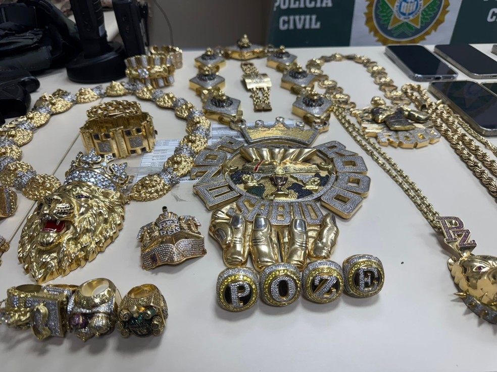 Joias apreendidas em operação na casa de Poze do Rodo — Foto: Betinho Casas Novas / g1