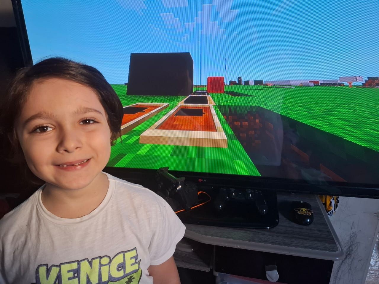 Apostila separada, auxiliar e terapias: a rotina do menino laudado com superdotação aos 6 anos e aceito em 'clube' de alto QI