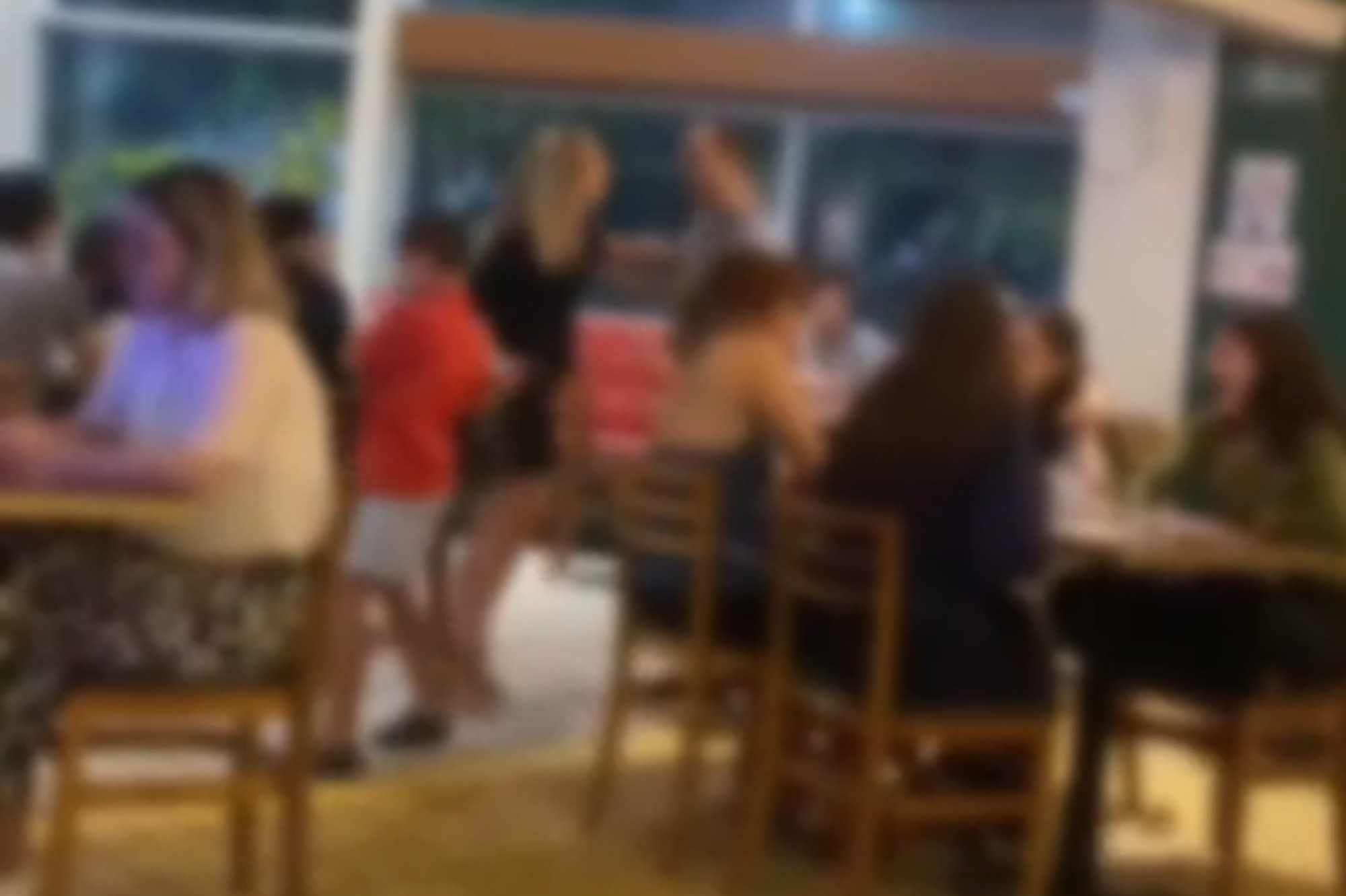 Briga de ex-casal em restaurante acaba em confusão