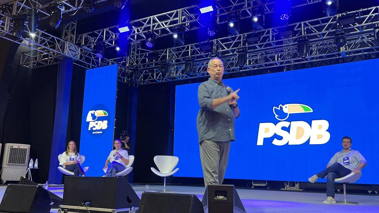 Ciro Gomes diz que decidirá em maio se vai disputar a Presidência ou o governo do Ceará