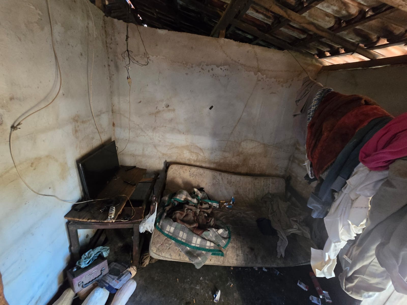 Morando há 14 anos em barracão sem água e banheiro e recebendo R$ 300 por mês, homem é resgatado de fazenda em Montes Claros