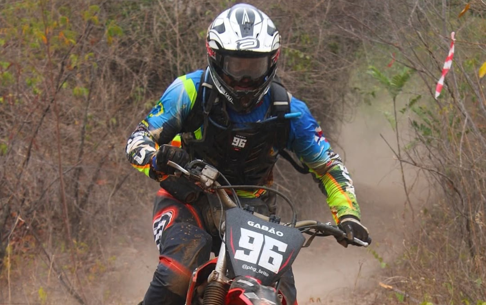 Motociclista morre após perder controle da direção e bater em árvore na Bahia