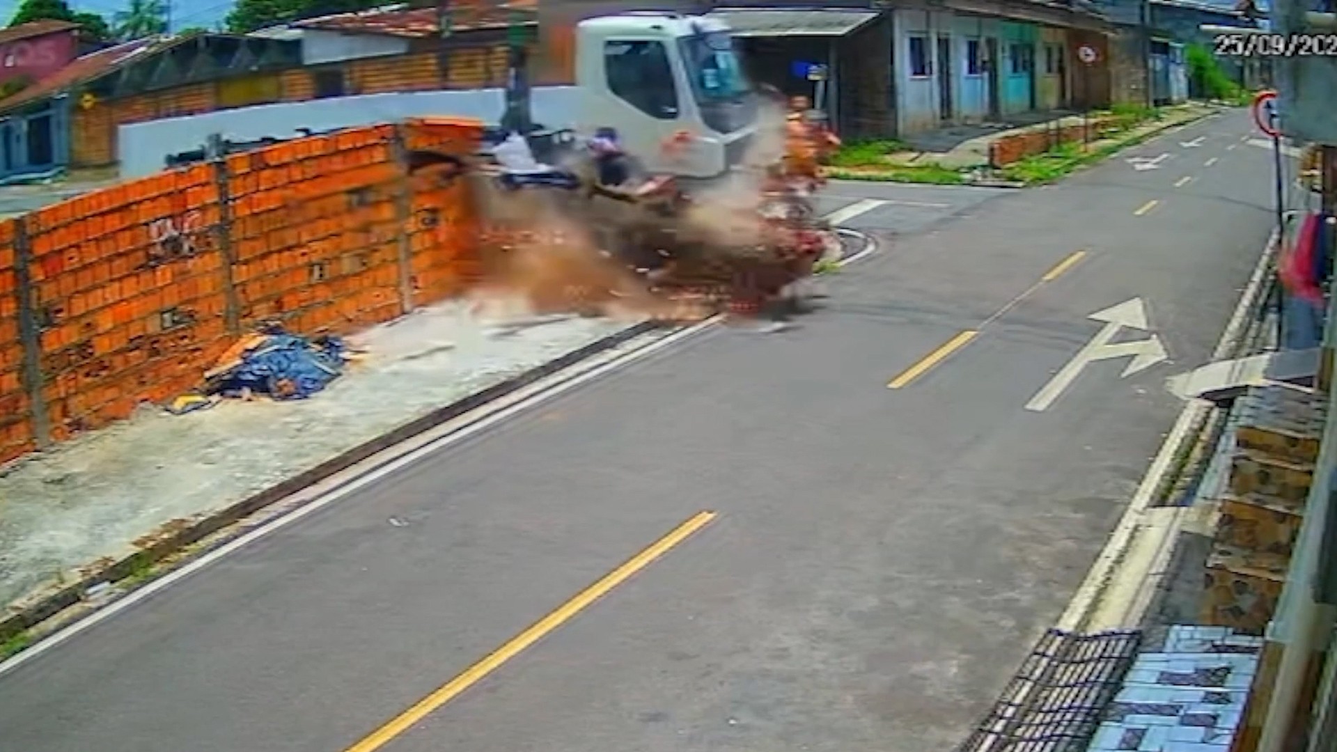 Caminhão desgovernado destrói muro, invade casa e deixa feridos na Grande Belém; VÍDEO