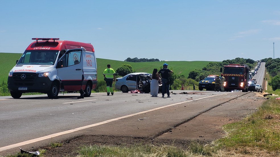 Três pessoas morrem em acidente entre carros na BR-277, em Guarapuava — Foto: Samili Penteado/RPC