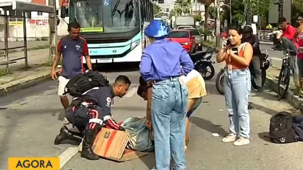 Mulher é derrubada de moto em acidente na Avenida Silas Munguba, em Fortaleza, e motorista foge sem prestar assistência — Foto: TV Verdes Mares/Reprodução