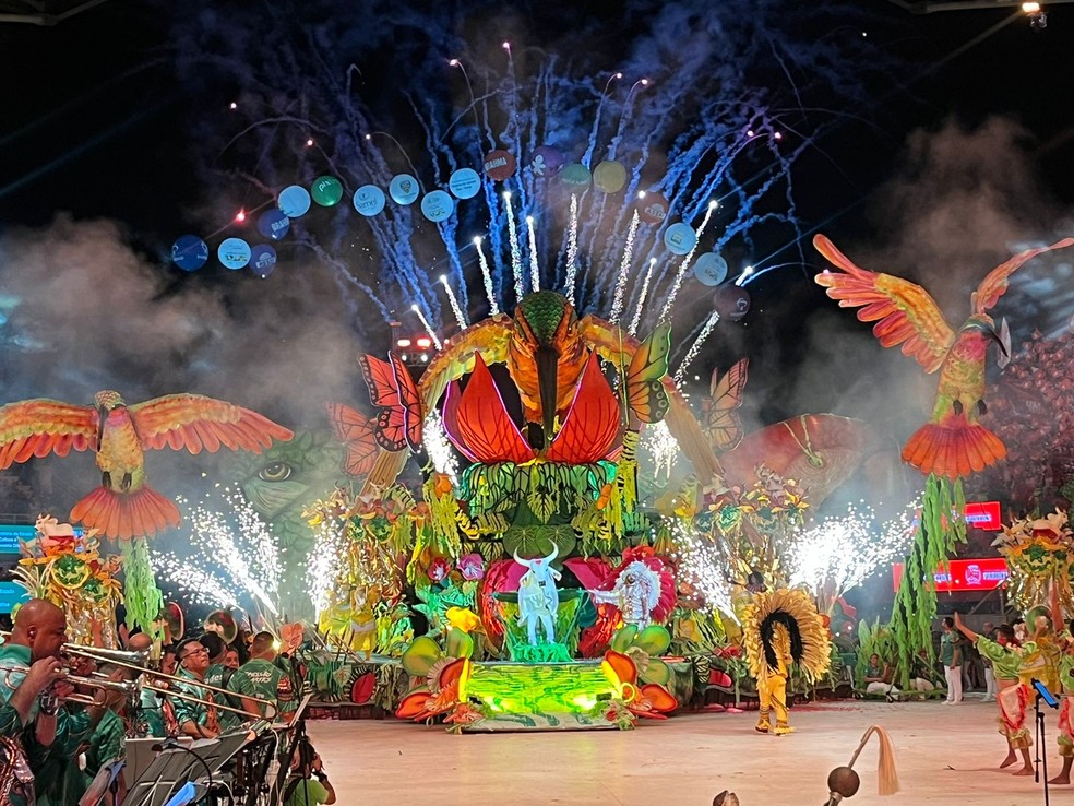 Garantido sai de dentro de 'Beija-Flor' em homenagem a Lindolfo Monteverde durante o Festival de Parintins. — Foto: Daniel Landazuri/g1