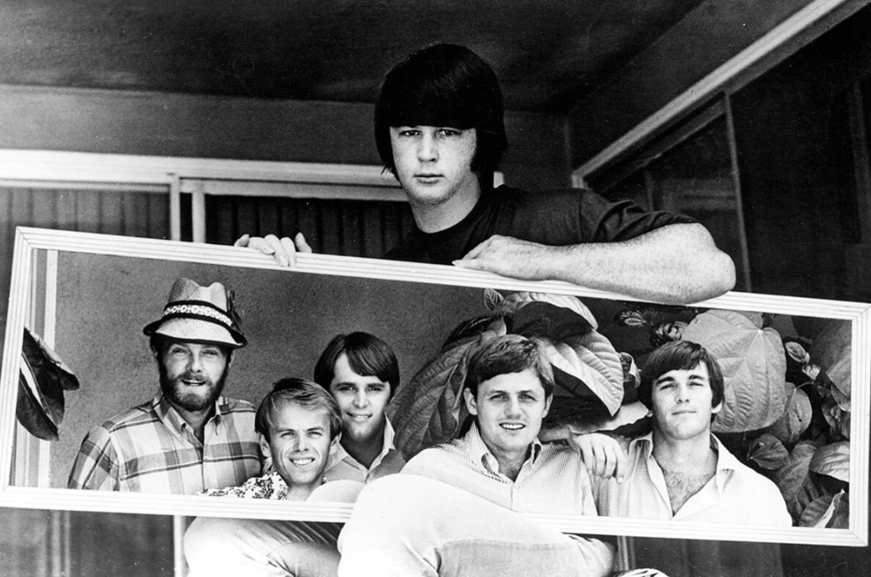 Brian Wilson segura cartaz dos Beach Boys nos anos 60 — Foto: Divulgação/Site de Brian Wilson