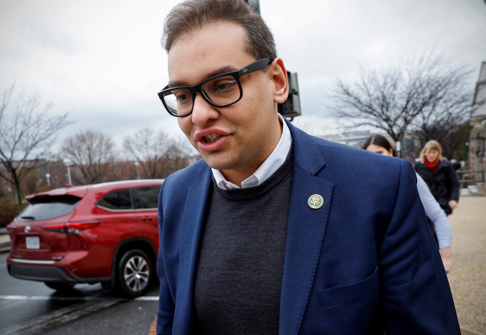 Deputado dos EUA George Santos deixa seu escritório no Capitólio em Washington no dia 31 de janeiro de 2023 — Foto: Evelyn Hockstein/REUTERS