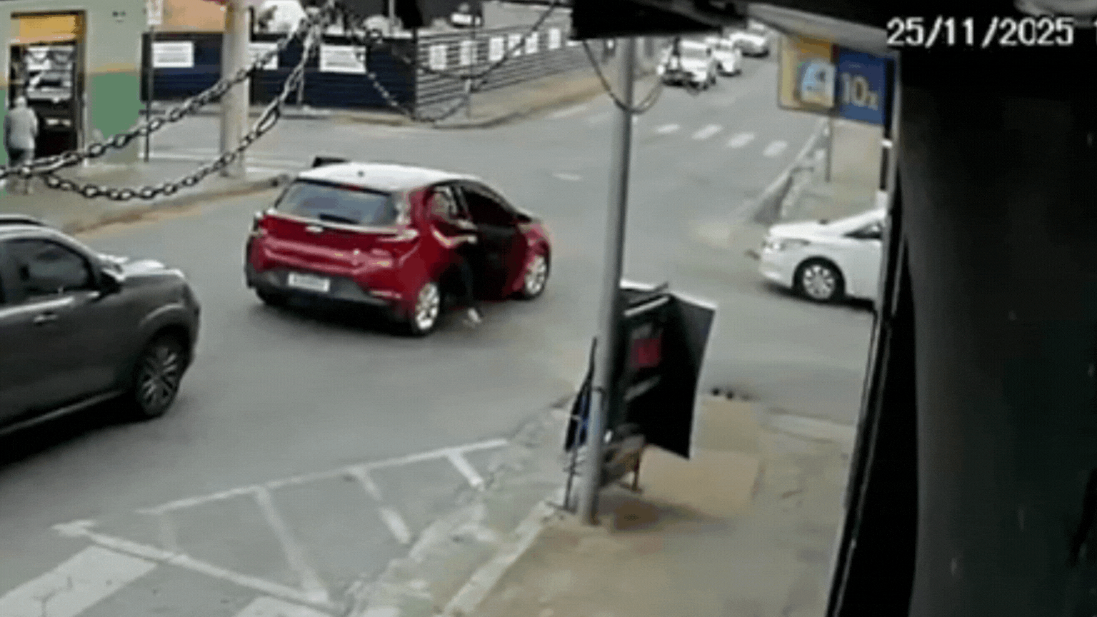 VÍDEO: Dupla suspeita de sequestro relâmpago e extorsão é interceptada com carro das vítimas em MG