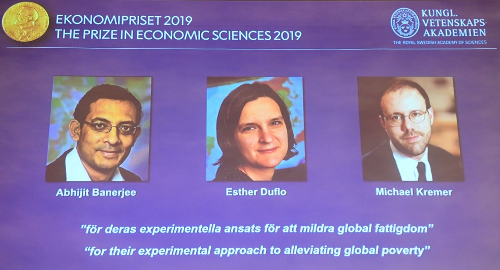 Abhijit Banerjee, Esther Duflo e Michael Kremer venceram o Nobel de Economia de 2019 — Foto: Jonathan Nackstrand / AFP