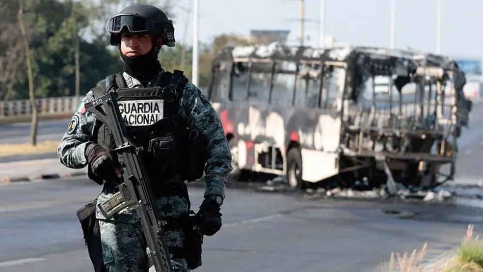 Grupos do crime organizado responderam de forma violenta a uma operação em Jalisco para deter um alvo prioritário de segurança — Foto: Getty Images via BBC