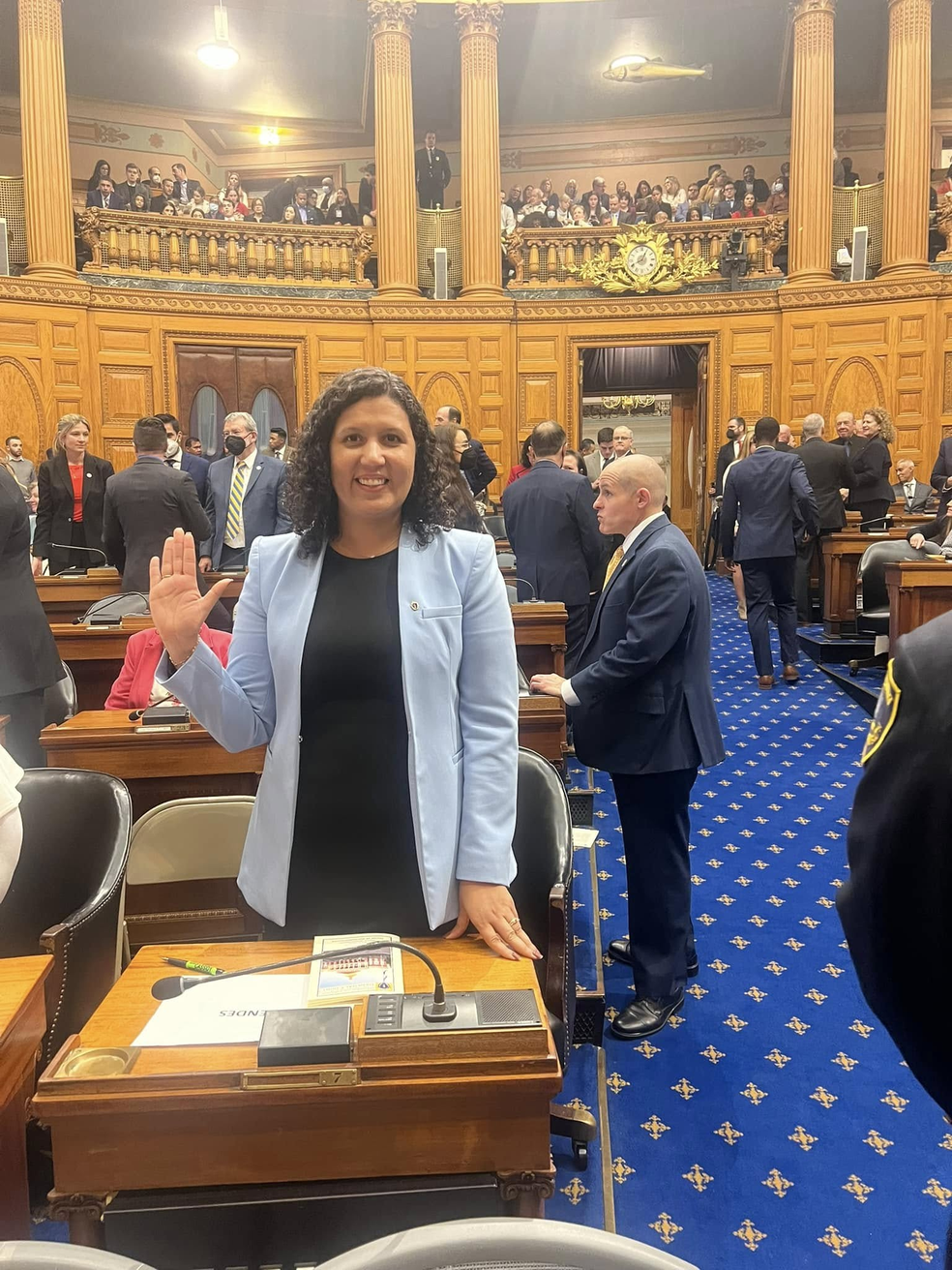 Rita Mendes em sua posse como representante de distrito de Massachusetts — Foto: Facebook / Reprodução