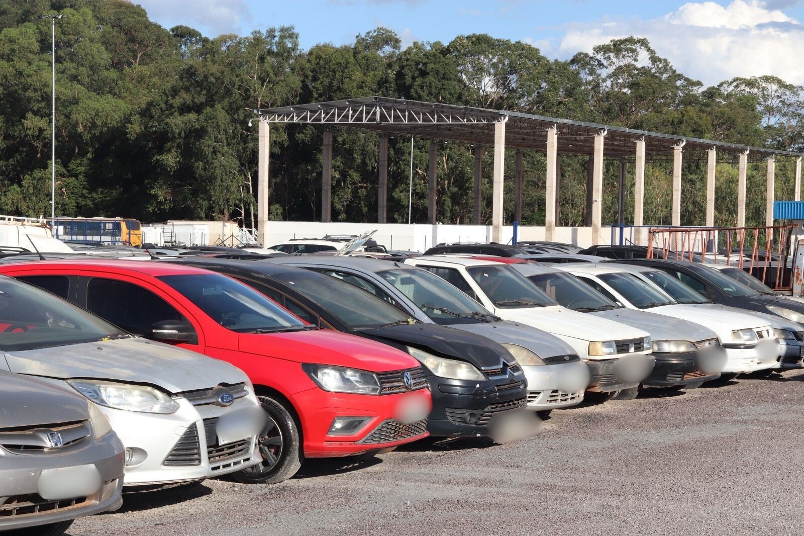 Detran do DF faz leilão com 485 veículos recolhidos ao depósito; lances começam em R$ 400