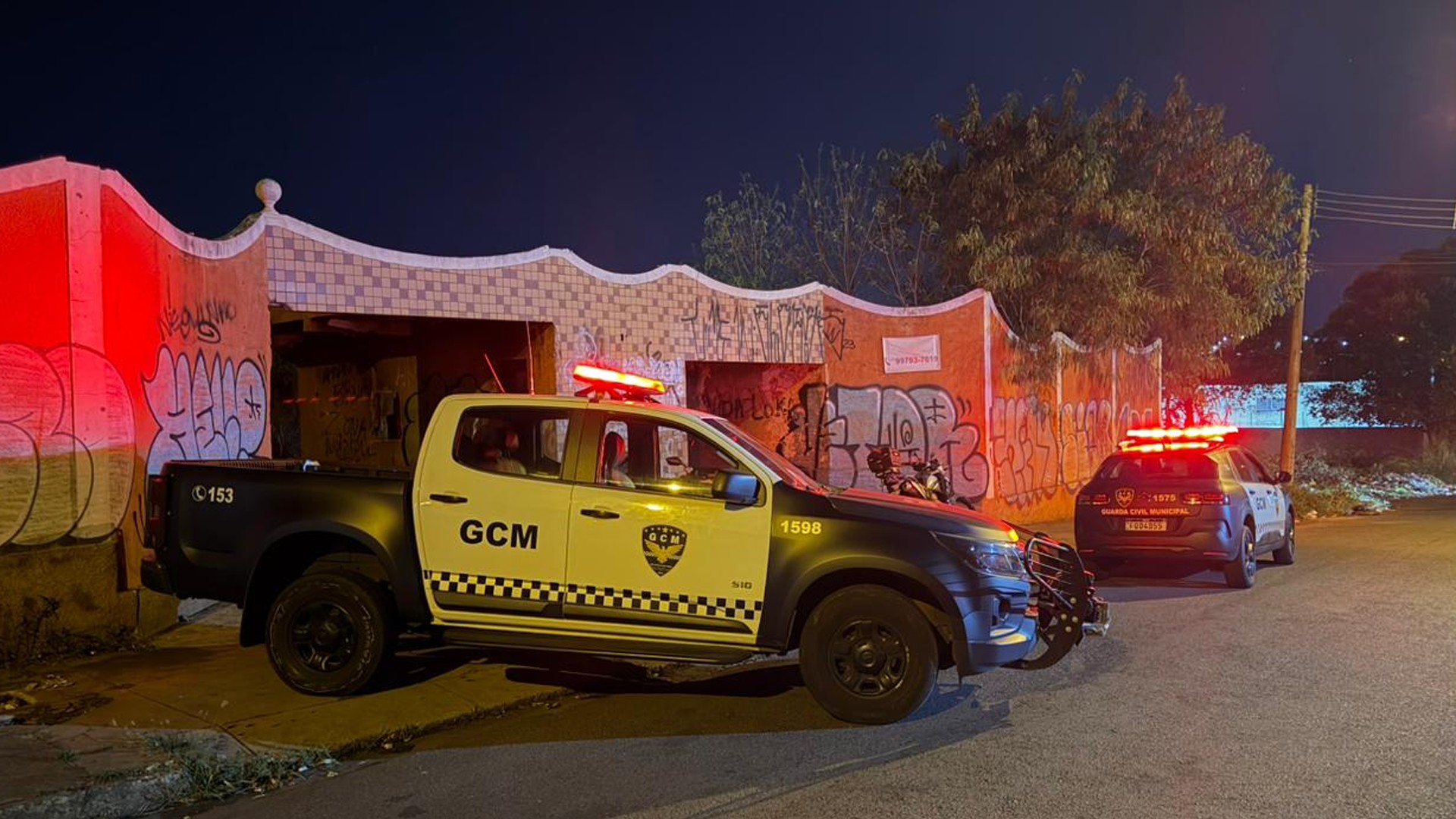 Homem é encontrado com sinais de espancamento e queimaduras pelo corpo em motel abandonado 