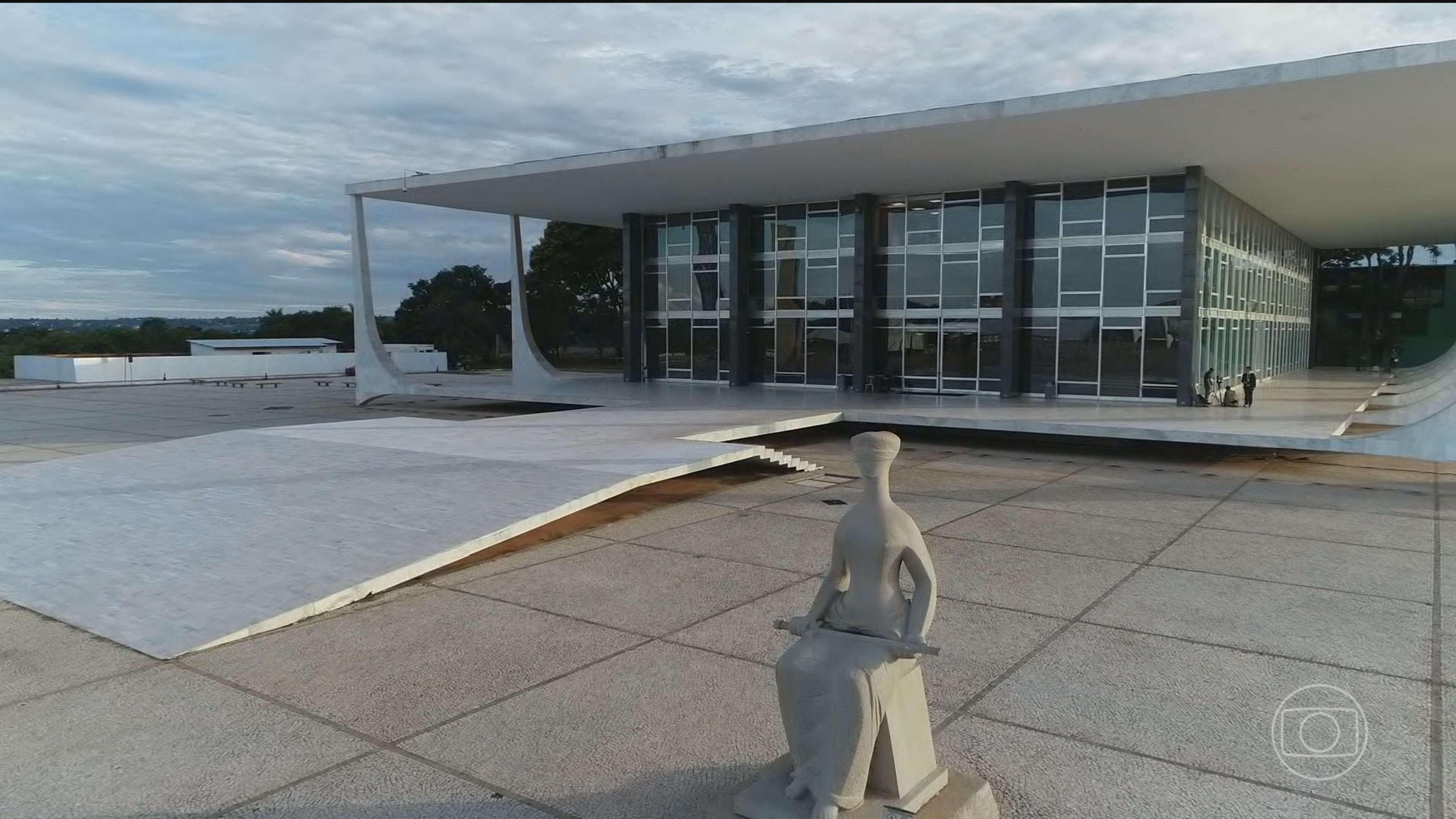 Casos que envolvem ministros do Supremo precisam seguir regras da Constituição e do regimento interno da Corte; entenda