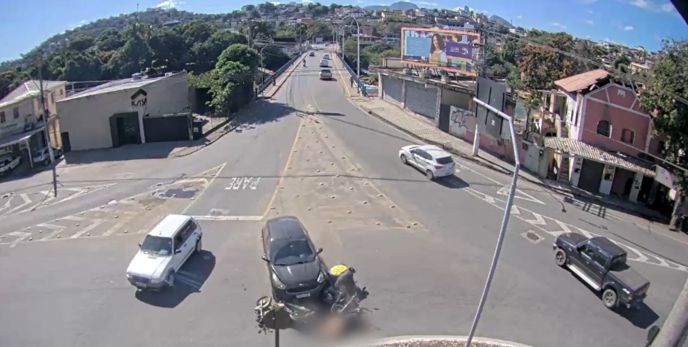 VÍDEO: carro atropela, passa por cima e mata motoboy em Cachoeiro