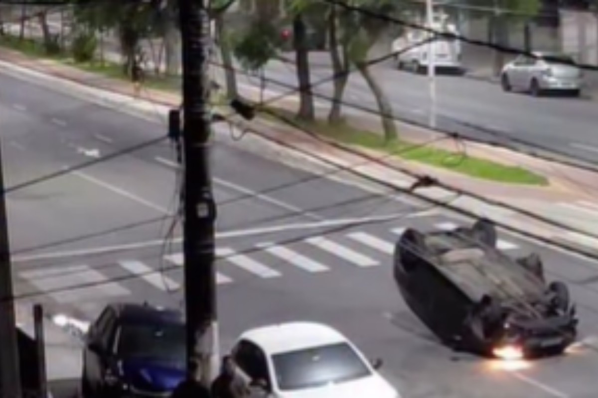 Motorista bate em carro estacionado e capota veículo em avenida de Santos, SP