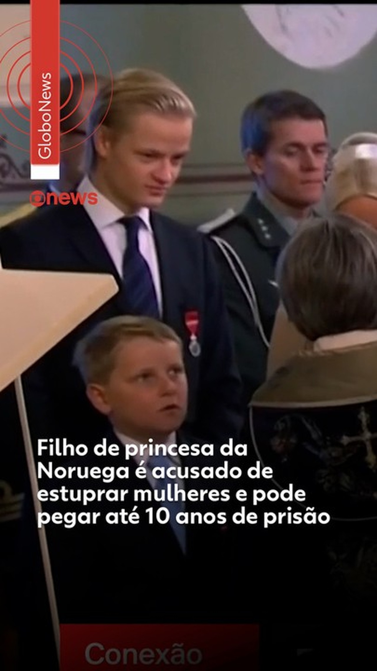 Filho da princesa herdeira da Noruega vai às lágrimas ao depor em julgamento por estupro