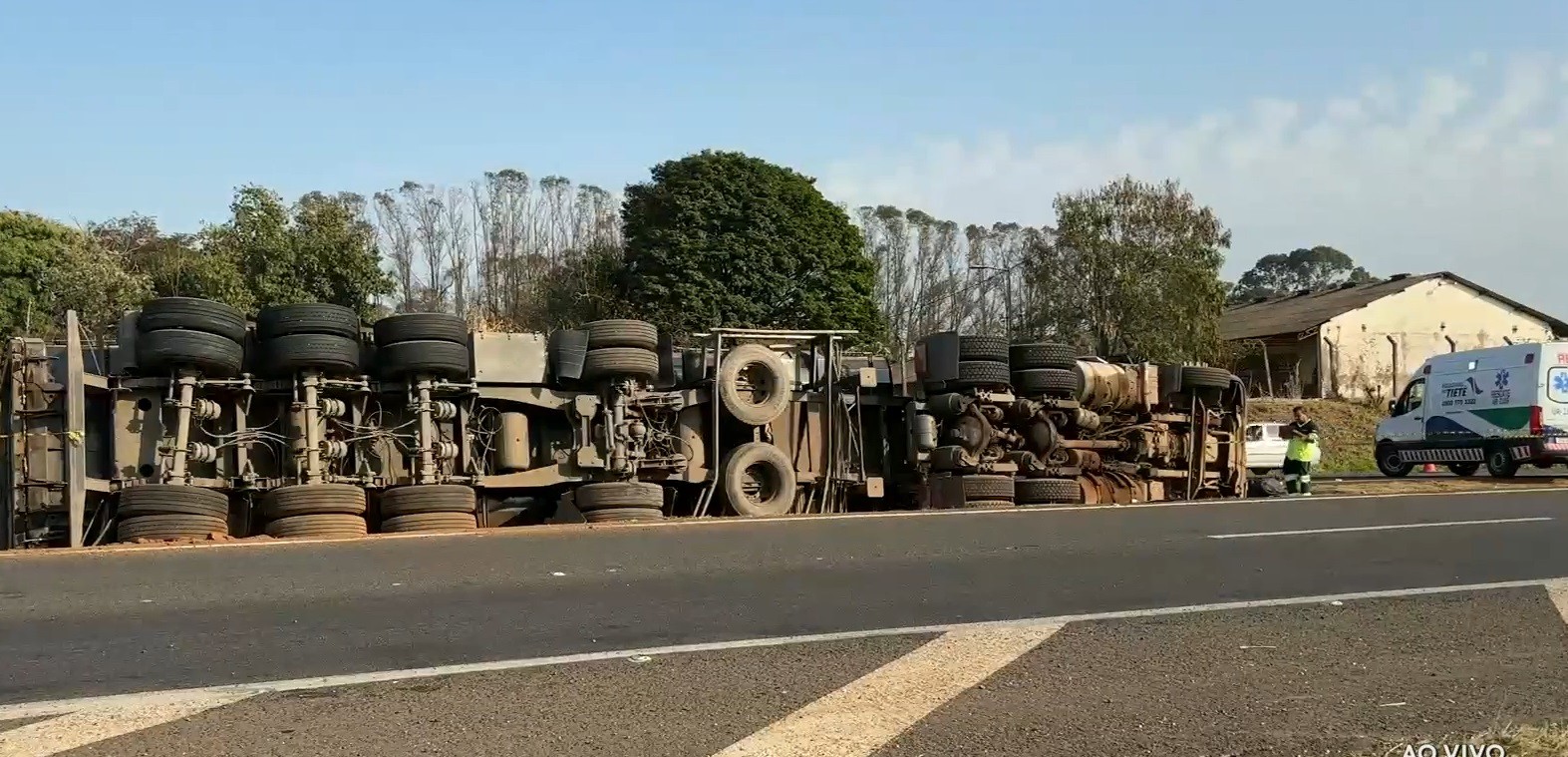 Carreta carregada com sucata tomba em anel viário de Piracicaba, atinge caminhão e causa lentidão no trânsito