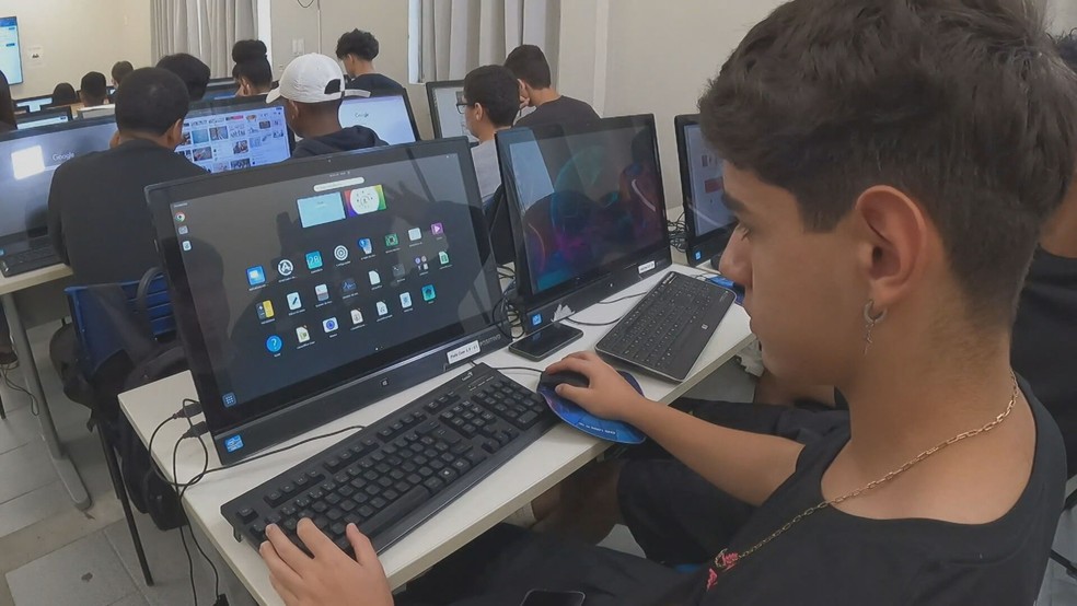 Jovem faz curso de informática em Santa Catarina. — Foto: Reprodução/Jornal Hoje