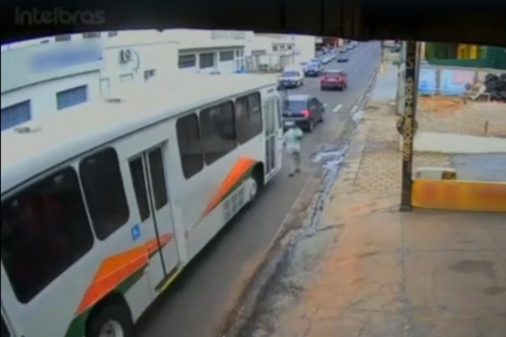 Vídeo flagra momento em que idoso é atropelado por ônibus em Presidente Prudente (SP) — Foto: Reprodução/Diário de Prudente