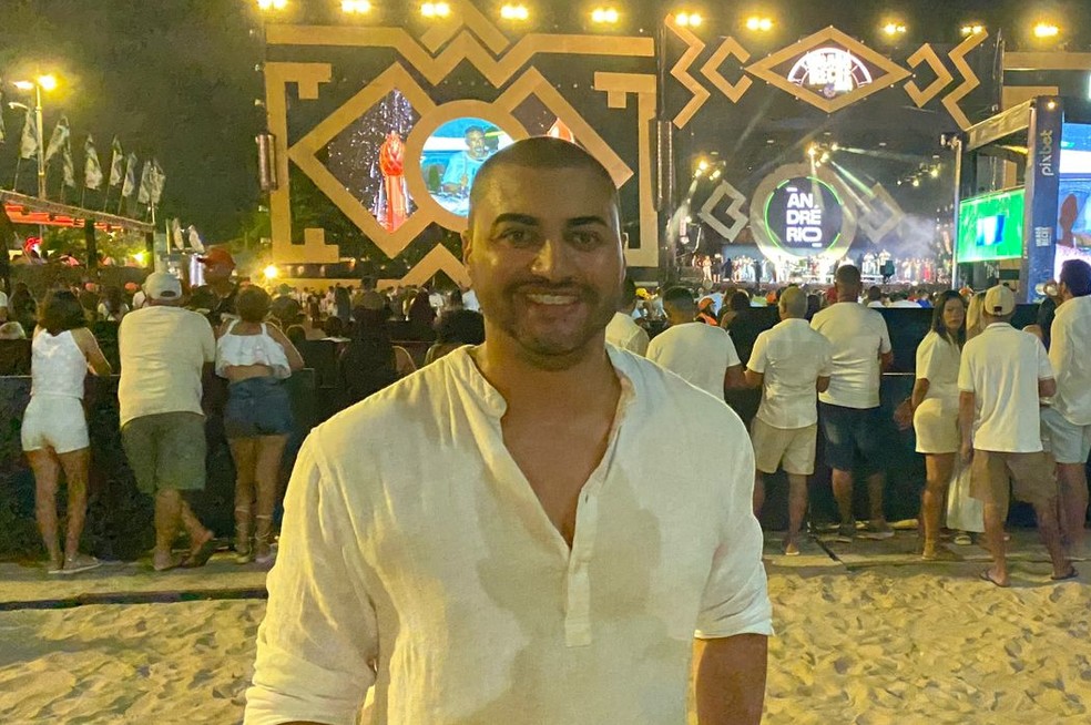 Washington Moreira curtiu a virada do ano na praia do Pina, no Recife — Foto: Artur Ferraz/g1