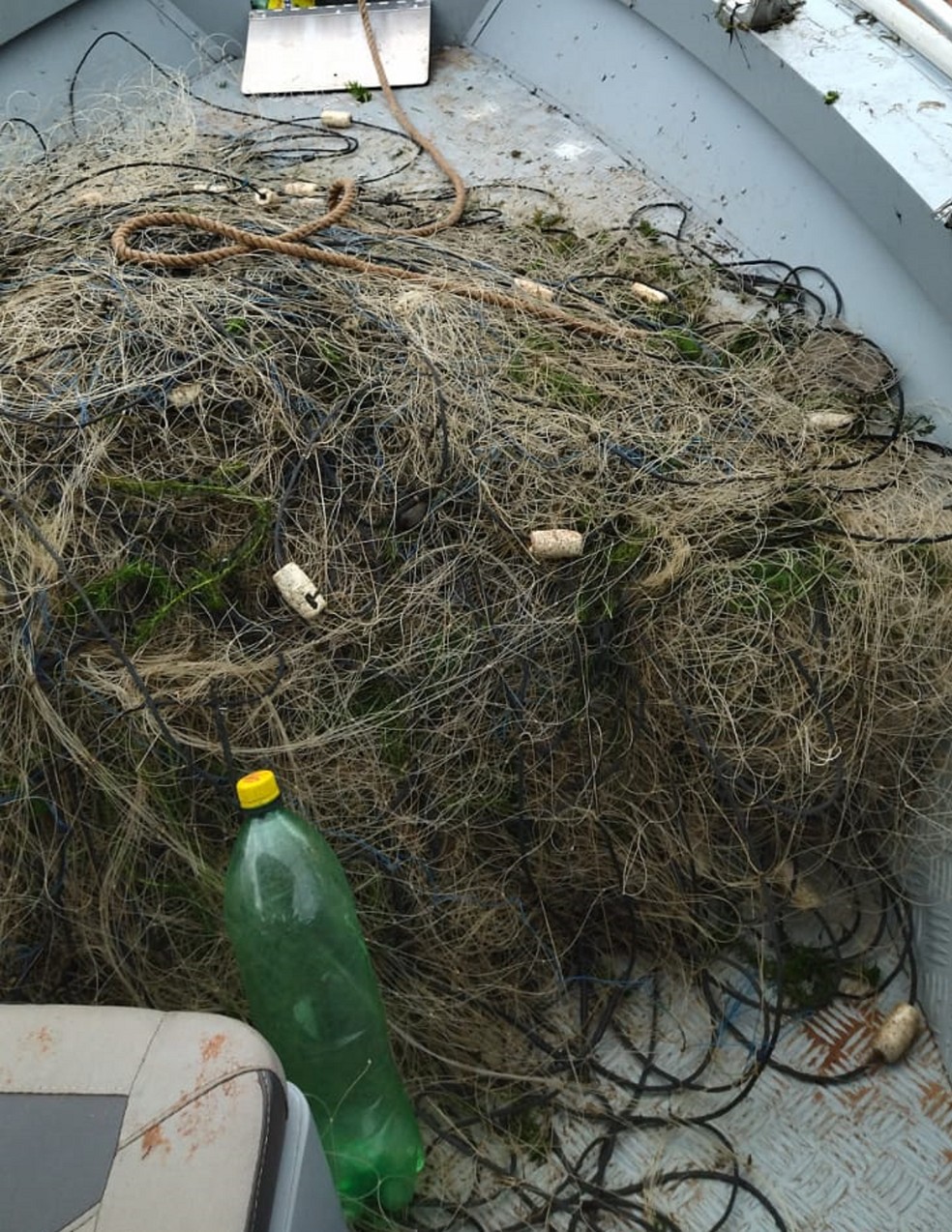 Polícia Ambiental apreende 550 metros de redes de pesca sem identificação no Rio Paraná — Foto: Polícia Ambiental