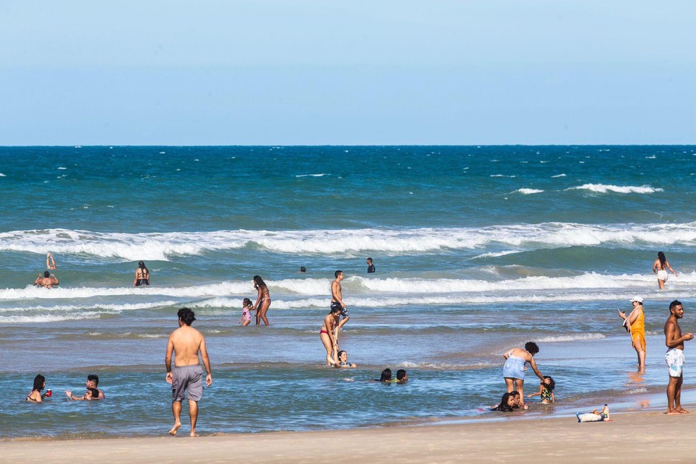 Praia do Futuro é a que possui mais trechos adequados para banho em Fortaleza — Foto: Thiago Gadelha/SVM