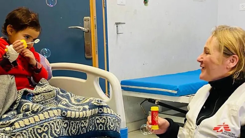 Katrin Glatz Brubakk faz bolhas de sabão com Maria, de 3 anos, no Hospital Nasser, no sul de Gaza. "Eu as chamo de bolhas de esperança porque elas literalmente geram esperança nessas crianças." — Foto: MSF via BBC