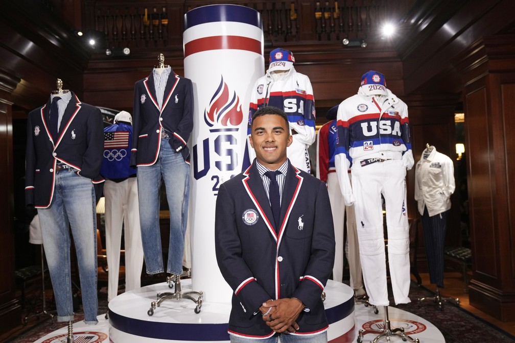 Kamren Larsen, atleta de BMX, exibe uniforme da delegação dos EUA para as Olímpiadas de 2024 — Foto: Charles Sykes/Invision/AP