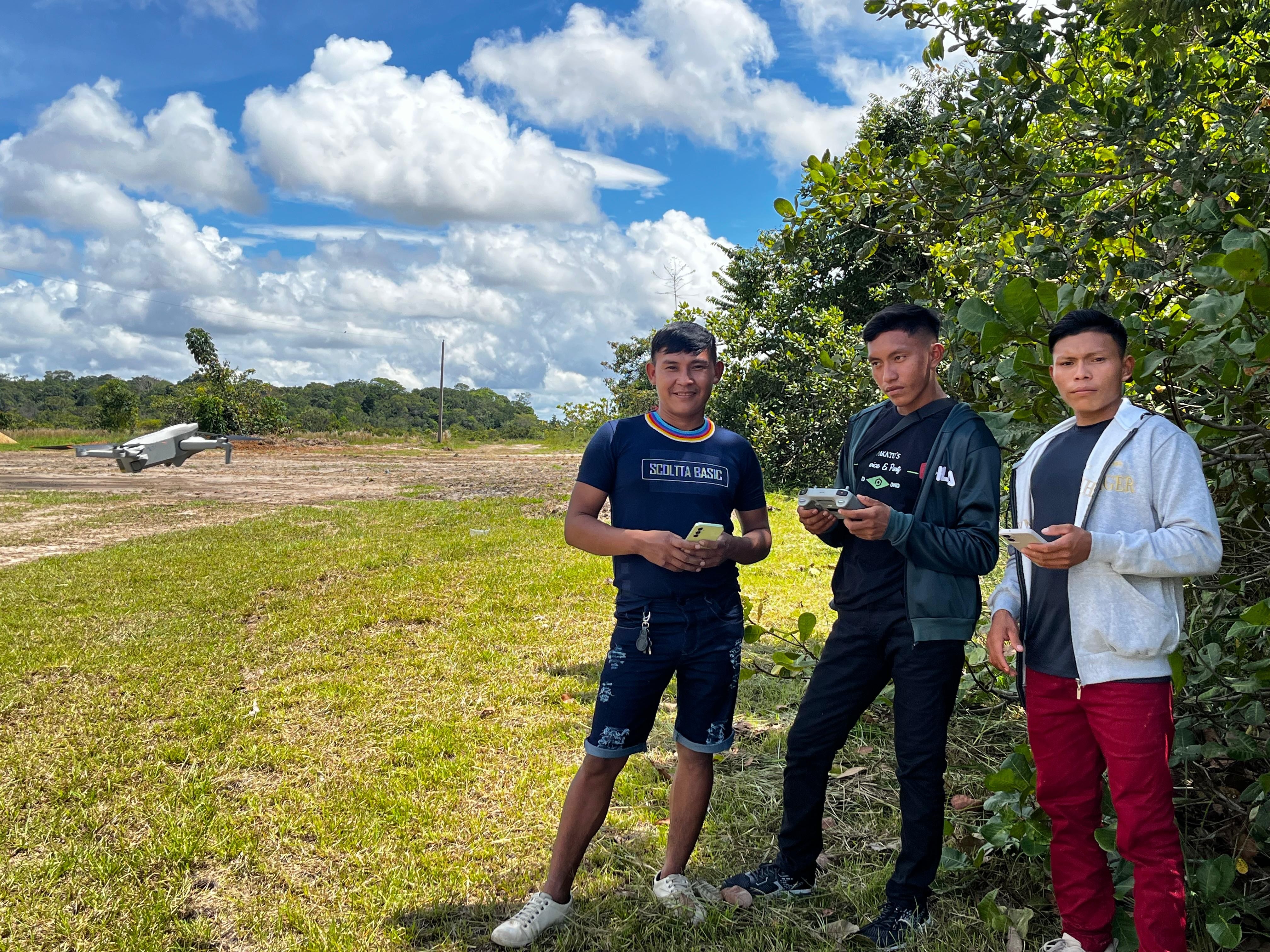 Jovens Yanomami aprendem a usar drones para mapear território e ajudar na fiscalização da floresta contra invasores
