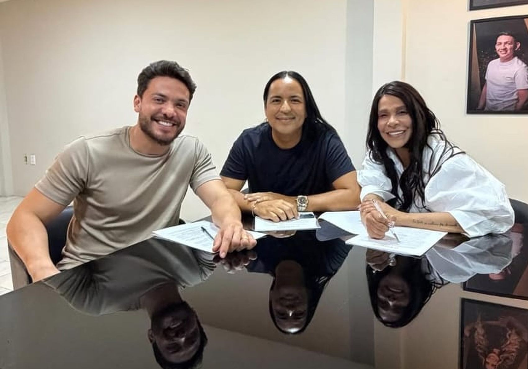 Silvânia Aquino e Berg Rabelo assintam contrato com empresa de Safadão | G1