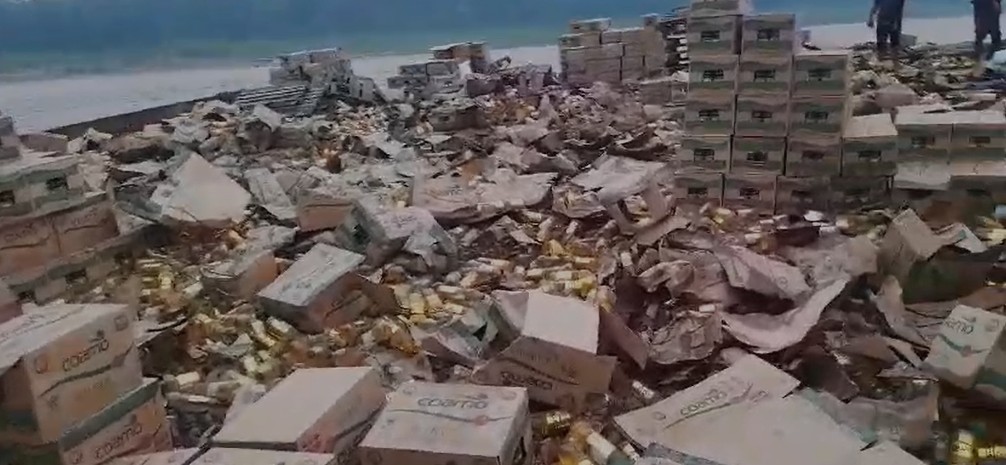 Balsa fica encalhada no Rio Madeira e é saqueada no interior do AM