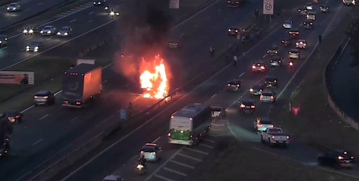 Incêndio atinge ônibus na rodovia D. Pedro I, em Campinas