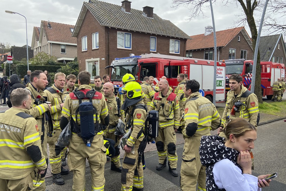 Bombeiros se reúnem em Ede, na Holanda, após pessoas serem mantidas reféns em um prédio em 30 de março de 2024. — Foto: Aleksandar Furtula/AP