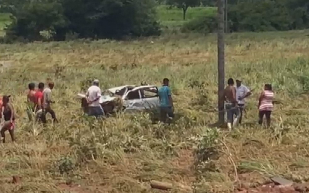 Carro fica completamente destruído após ser arrastado por enxurrada, em Iaciara — Foto: Reprodução/TV Anhanguera