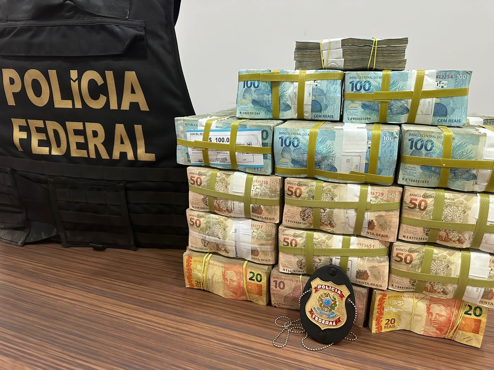 Homem é preso pela PF com R$ 1,5 milhão em dinheiro e material de campanha logo após saque em agência bancária de shopping em Teresina