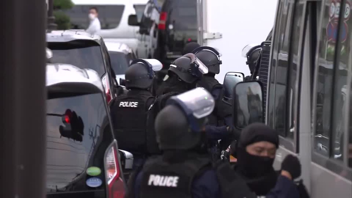 Homem abre fogo em hospital do Japão e deixa 2 pessoas feridas; suspeito segue foragido