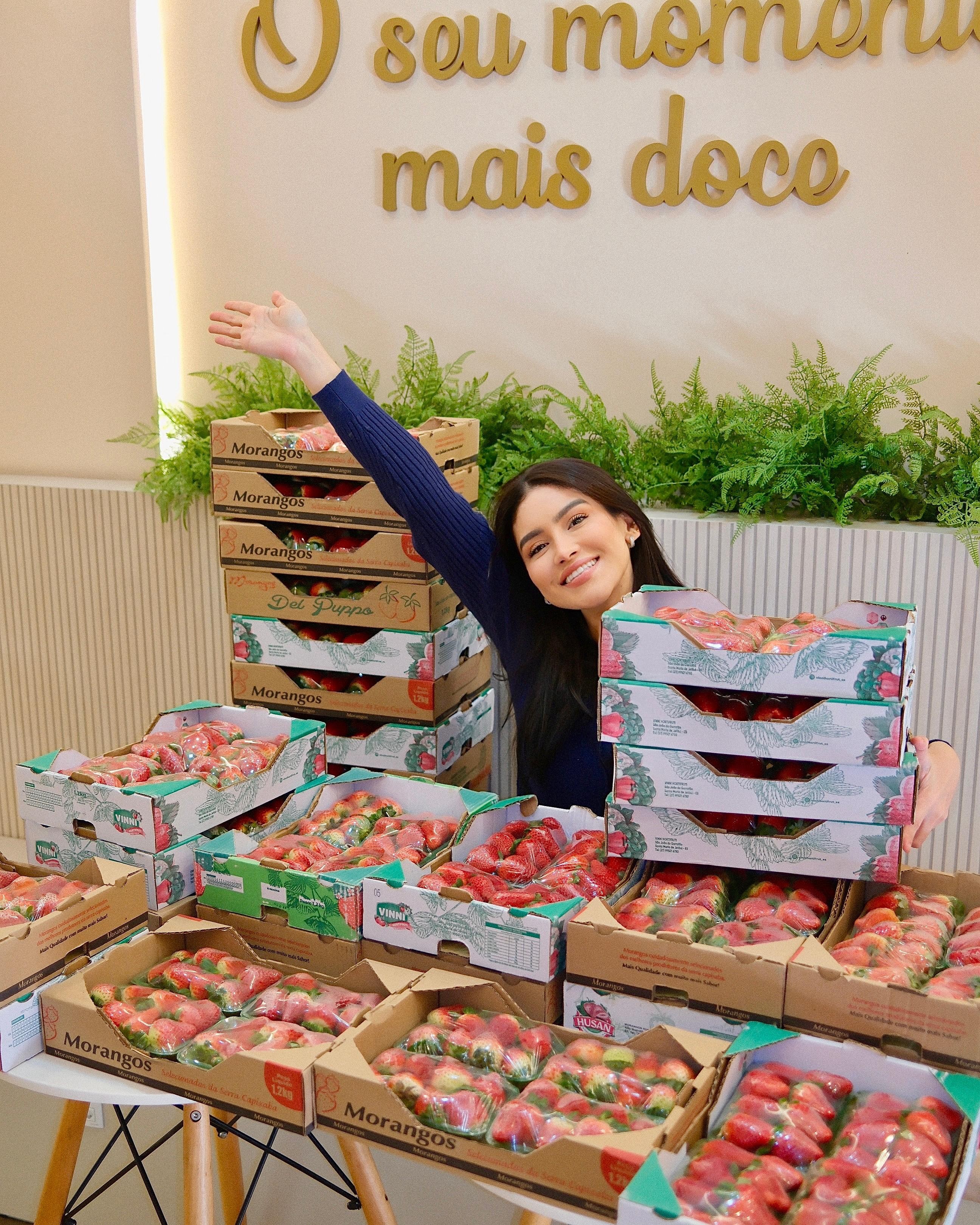 Confeiteira Millena Moreira aumentou a compra de morangos in natura pra produzir doce morango do amor  Foto: Millena Moeira/Arquivo pessoal