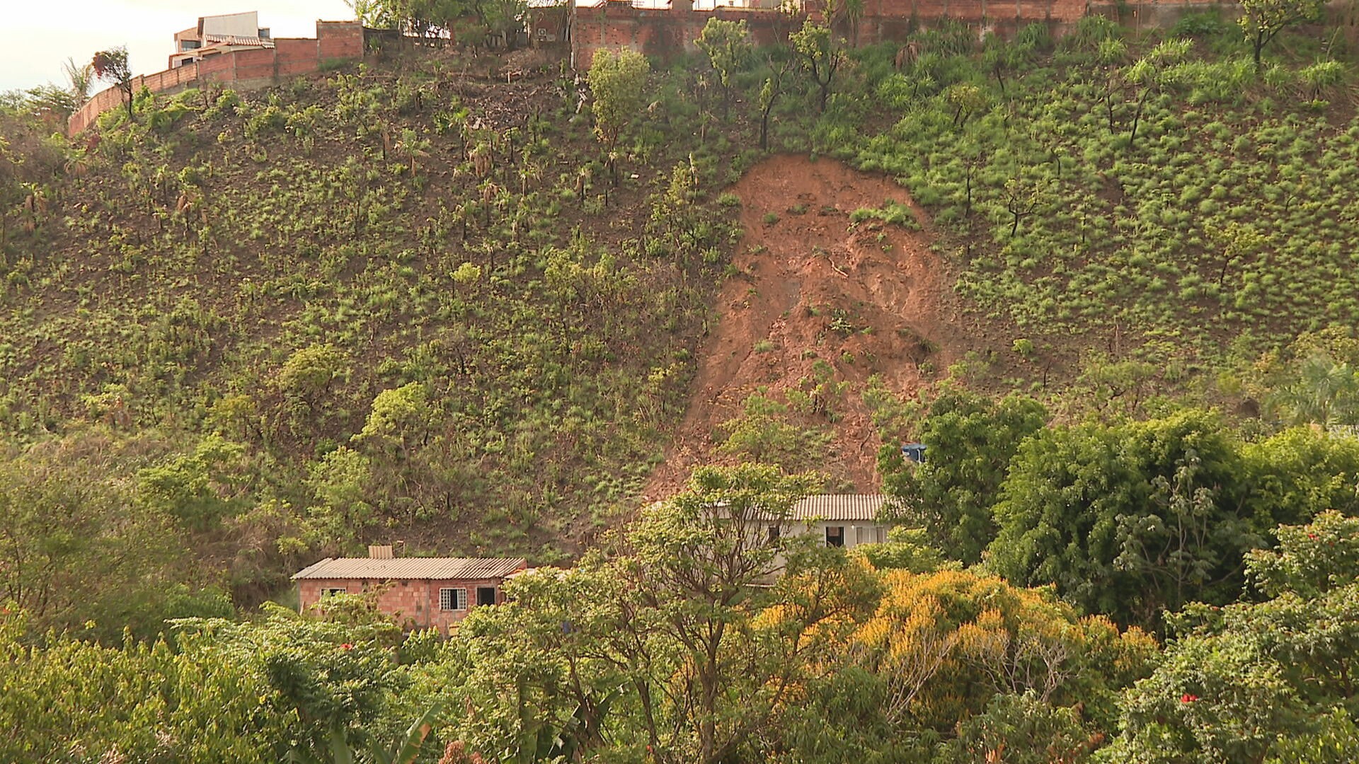 Fortes chuvas causam deslizamento de terra em Arniqueira, no DF; Defesa Civil interdita casas