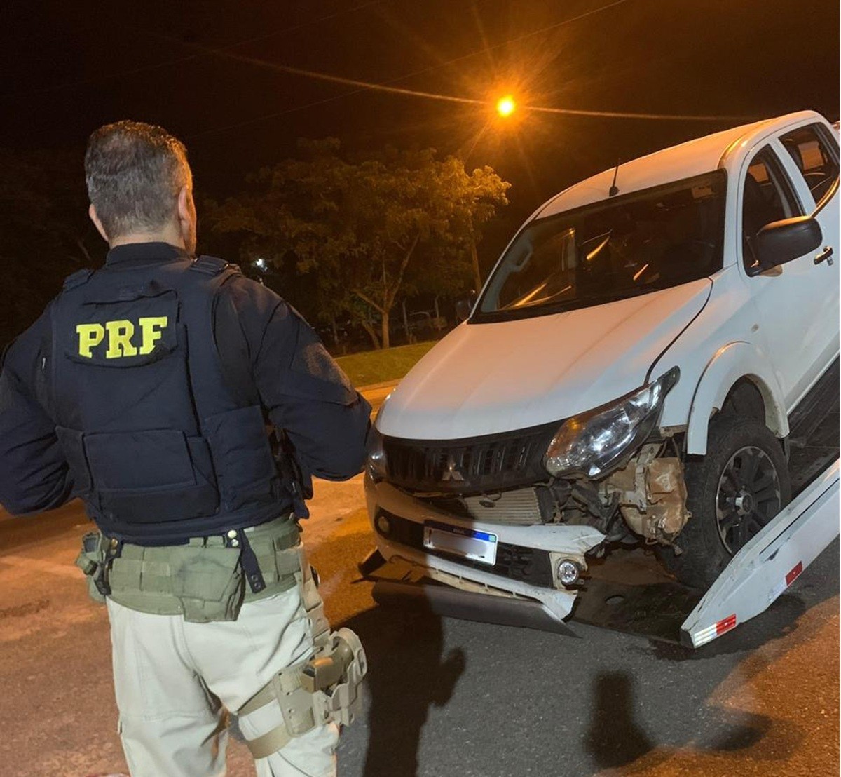 Caminhonete furtada no RJ é recuperada após perseguição na BR-101 em Campos 