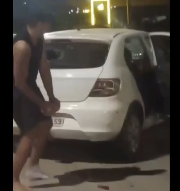 VÍDEO: homem danifica o próprio carro no DF após ser pego em blitz com R$ 5,2 mil em multas e dívidas