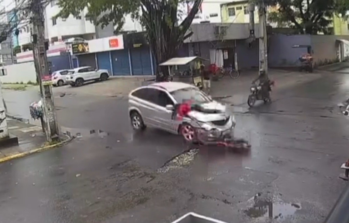 Cruzamento no Grande Recife é palco de segunda colisão com arremesso de motociclista em menos de uma semana; VÍDEO
