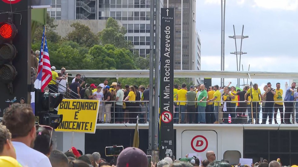 Manifestantes pró-Bolsonaro durante protesto na Avenida Paulista neste domingo — Foto: TV Globo