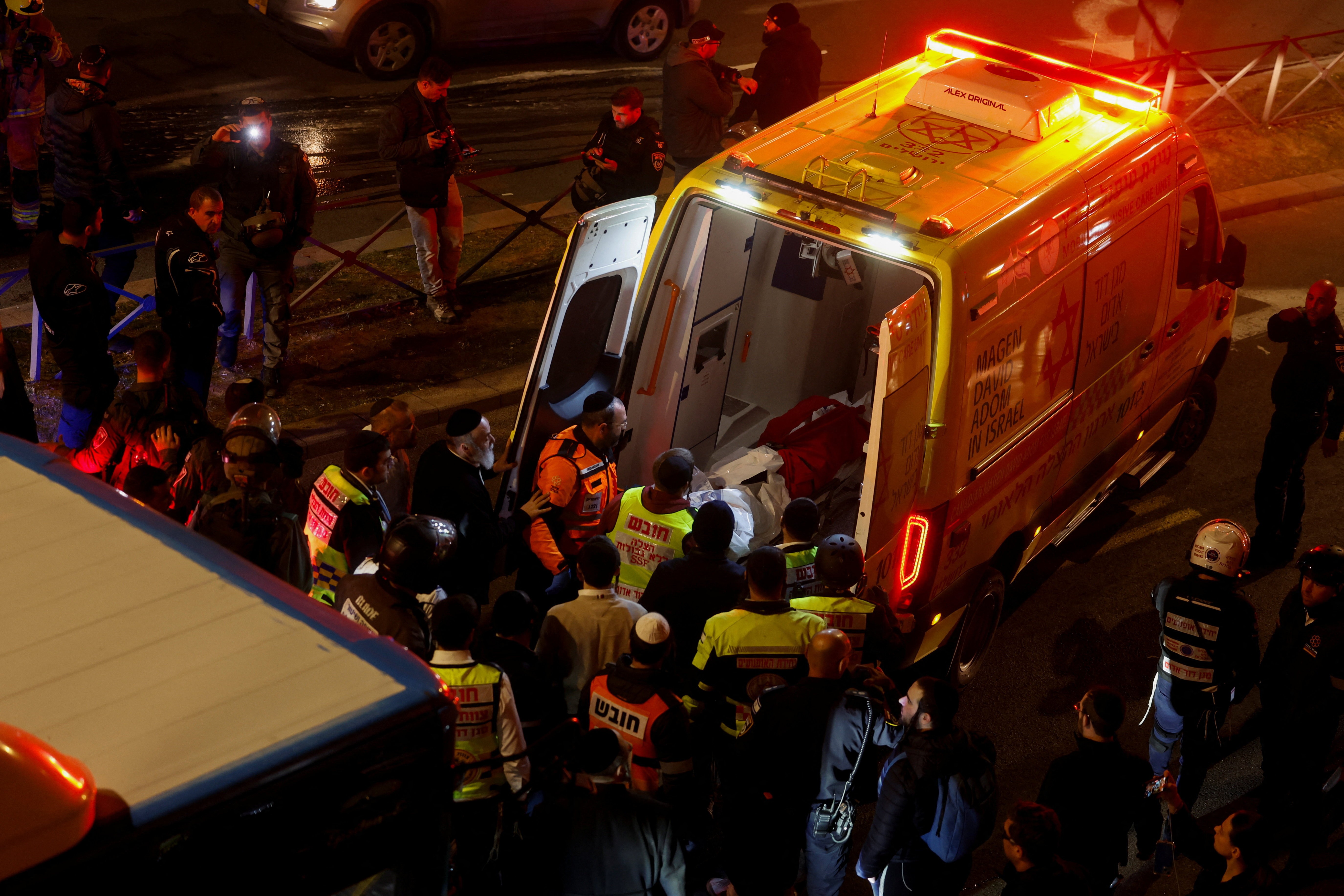 Adolescente de 14 anos morre após ser arrastado por ônibus em protesto em Jerusalém; VÍDEO