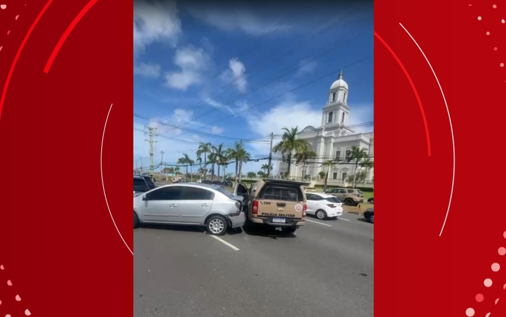 Engavetamento com viatura e outros cinco carros deixa dois feridos em Salvador